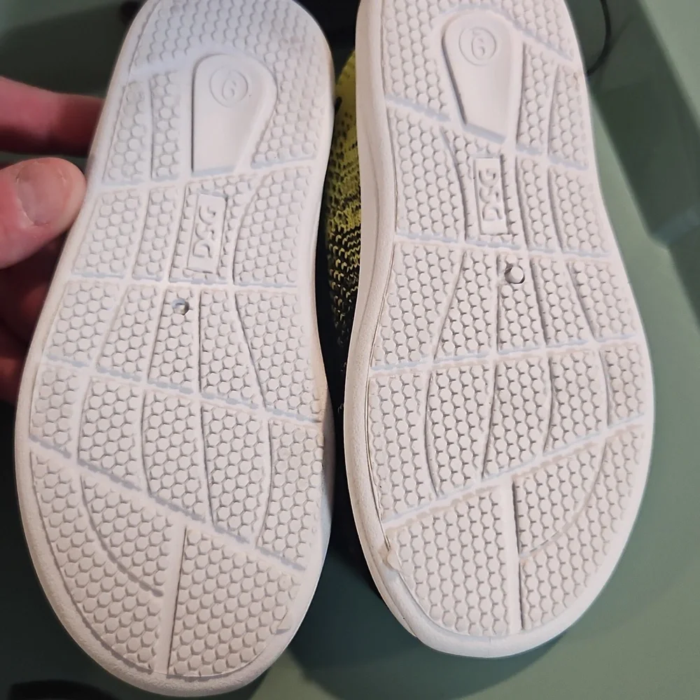 DSG Direct Youth Knit Water Shoes: BLACK/VOLT: NEW WITH TAGS: SIZE 9